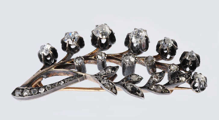 Брошь из золота (по клейму 56), общим весом 8,51 грамма, содержит природные вставки из бриллиантов